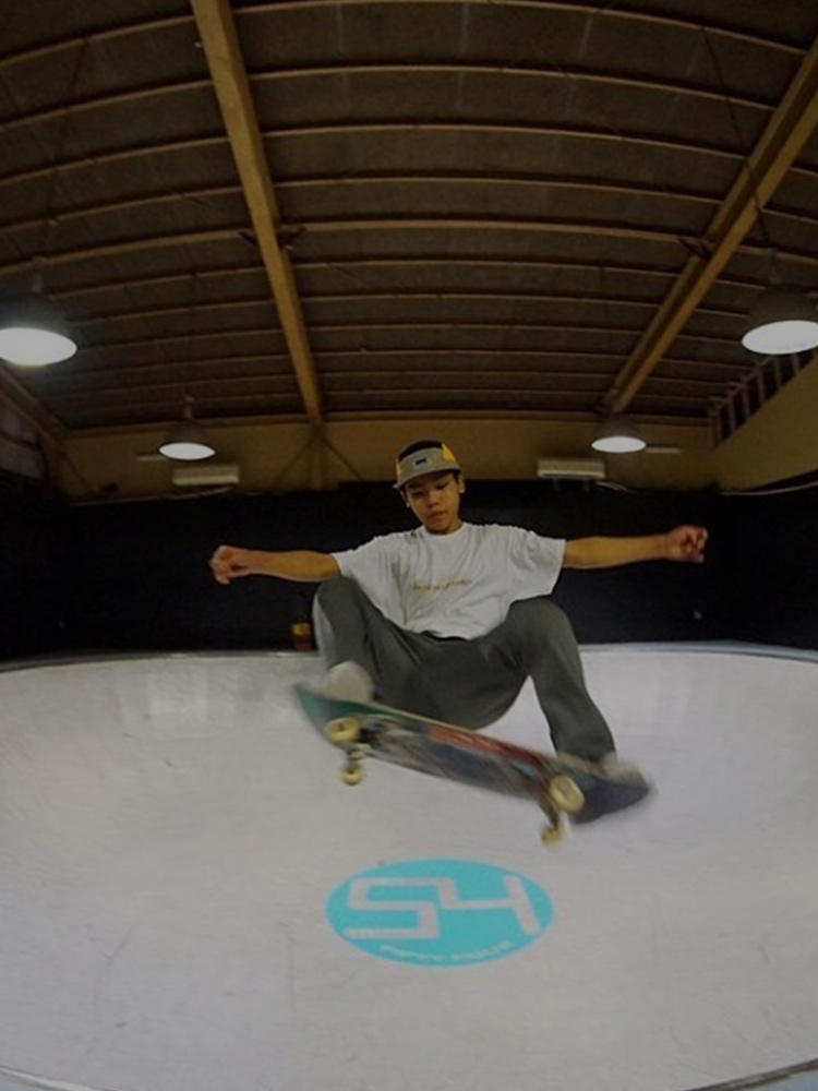 株式会社54｜スケートボードなど販売の他スクールや飲食店など展開